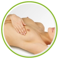 В положении лежа противоположной от груди рукой аккуратно прощупайте грудь